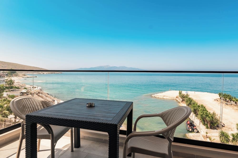 Mari Al Deluxe Saranda - סאראנדה - מרפסת