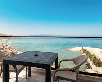 Mari Al Deluxe Saranda - סאראנדה - מרפסת