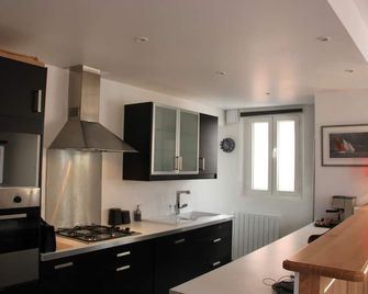 Charming duplex apartment with terrace, in the heart of Saint-Raphaël - Saint-Raphaël - Kitchen