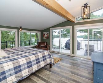 The Hatch - your family lakehouse retreat in Muskoka w/ Sauna & Hot Tub - Windermere - Habitación