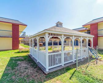 Castle Inn & Suites By OYO Chickasha - Chickasha - Патіо