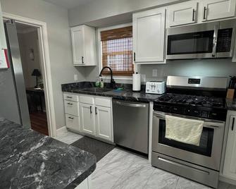 Charming 2-bedroom Bungalow - Close to Everything! - Charleston - Kitchen