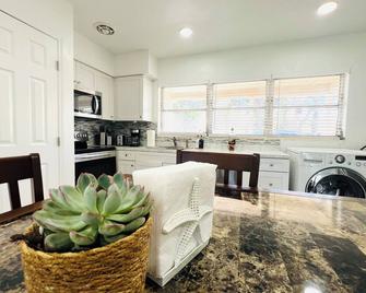 Cozy 2-bedroom house in amazing Clearwater 10 min from the beach with AC, WiFi - Clearwater - Kitchen