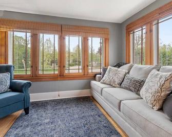 Gorgeous Downtown Bungalow, Walk Everywhere!!! - Lake Geneva - Living room