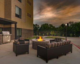 TownePlace Suites by Marriott Dallas Mesquite - Mesquite - Binnenhof