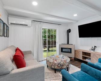 Door County Dreaming Cabin, Pet Friendly - Baileys Harbor - Huiskamer