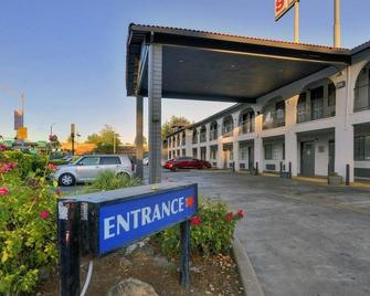 Crossroads Inn - Downtown Sacramento - Sacramento