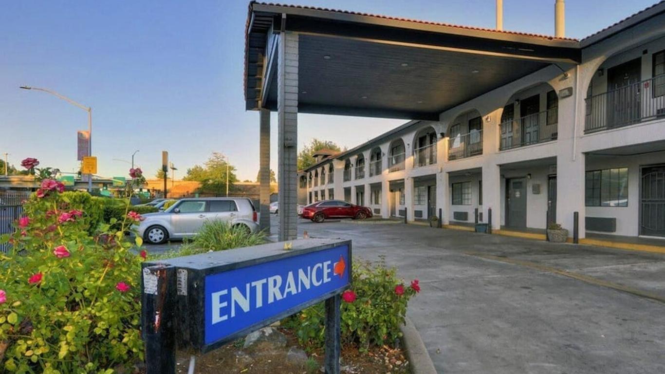Crossroads Inn - Downtown Sacramento