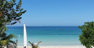 Charela Inn - Negril - Beach