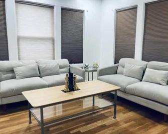 Delightful 1st Floor Modern Apartment - Providence - Living room