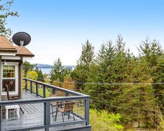Sunset Studio with Stunning Views and Hot Tub - Dog-Friendly - Deer Harbor - Balcony
