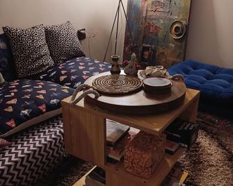 Aesthetic abode w/kitchen/living area and balcony. - Karachi - Vardagsrum