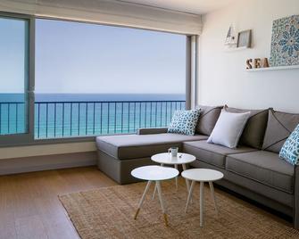 Breathtaking Views - Steps To The Beach And The Center Of Town - Netanya - Living room