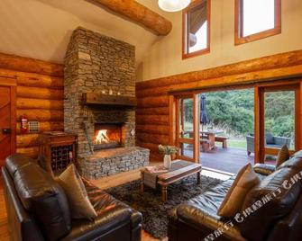 Cascade Creek Retreat - Milton - Living room