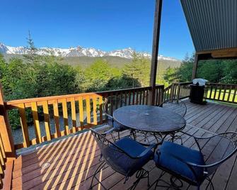 Mountaintop Cabin Seward - Bear Creek - Balcony