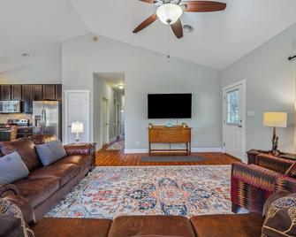 Summerfield Cottage at Sleepy Creek - Berkeley Springs - Вітальня