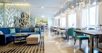 Ramada Hotel & Suites by Wyndham Novosibirsk Zhukovka - נובוסיבירסק - מסעדה