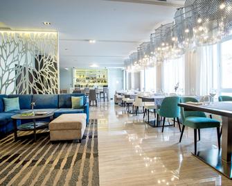 Ramada Hotel & Suites by Wyndham Novosibirsk Zhukovka - נובוסיבירסק - מסעדה