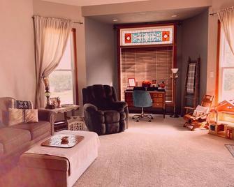 Charming Artists Retreat - Blue Earth - Living room