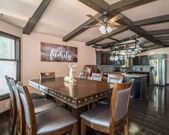 Retreat Home, Swimming Pool, jacuzzi, sauna, Game room, Basketball Court . - St. Louis - Dining room