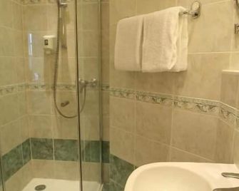 Oldtimer Motorhotel Guntramsdorf - Guntramsdorf - Bathroom