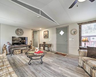 Bring a Pet: Smoky Mtn Vacation Rental w/ Yard! - Whittier - Living room