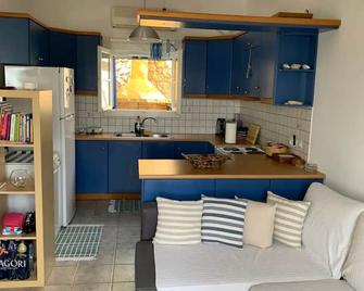 Beautiful summer house 5' from the beach - Agios Emilianos - Cocina