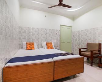 Hotel Sridhar By OYO Rooms - Khammam - Bedroom