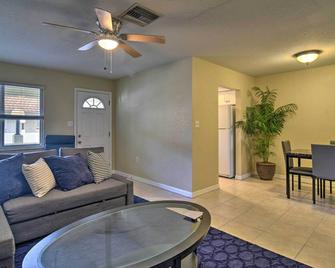 Cozy Indian Rocks Beach Condo - Steps to Beach! - Indian Rocks Beach - Living room