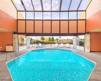 Super 8 by Wyndham Vandalia/Dayton International Airport - Vandalia - Pool