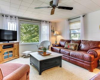Lakefront Home w/ Patio in Havana! - Havana