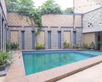 OYO 1421 Kasmaran Guest House Syariah - Jakarta - Pool