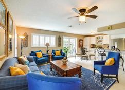 Sunny Florida Retreat with Pool, Near Busch Gardens! - 帕姆港 - 客廳