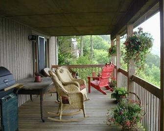 Breath Taking View of the Highlands of the Roan with Hot Tub and Pool Table - Roan Mountain - Balcony