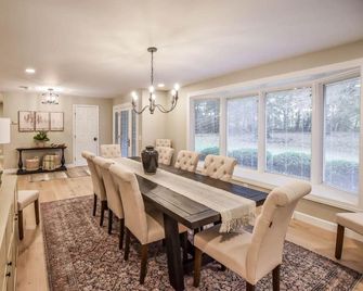 City estate offering privacy & seclusion near many attractions - North Canton - Jídelna