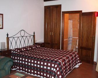 Hostal Nuevo Milán I - San Clemente - Bedroom