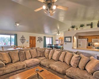 Phoenix Kick Back Corral with Outdoor Oasis! - Anthem - Living room