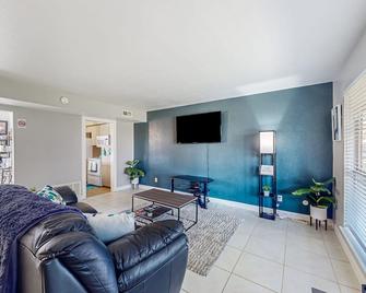 Crows Nest #E - Garland - Living room