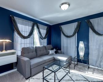 Safari Villa: Luxurious Private Villa W Grand Deck - Snohomish - Living room
