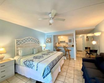 Sugar Beach 122 by ALBVR - Nice Studio condo with new sofa, AC and 32 inch Smart TV - Orange Beach - Schlafzimmer
