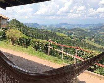 Hotel Pousada Shangri-la - Serra Negra - Balkon