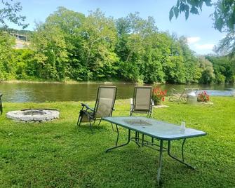 Maple leaf motel - New Milford - Patio