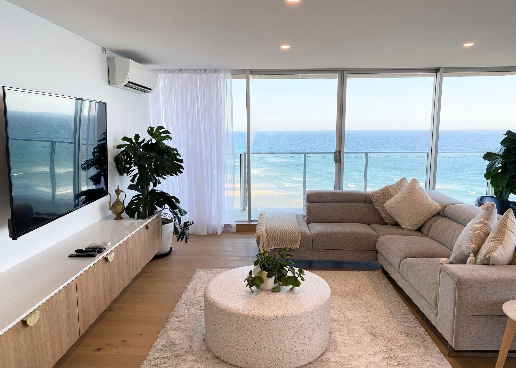 Hi Surf Beachfront Resort Apartments - Surfers Paradise - Living room