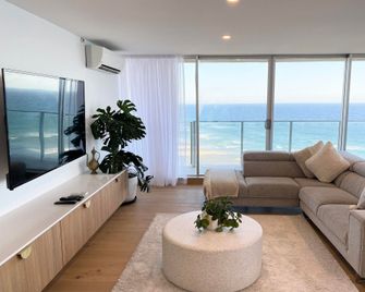 Hi Surf Beachfront Resort Apartments - Surfers Paradise - Living room