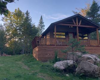 Monthly Micro Chalet rental, season! Ski in the Laurentians, access to the lake! - Morin-Heights - Building
