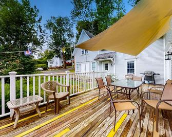 Gorgeous, walkable home with water view, deck & washer/dryer - snowbird-friendly - Camden - Balcony
