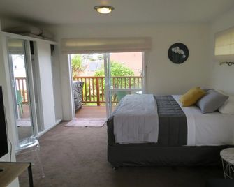 Two Palms - Gisborne