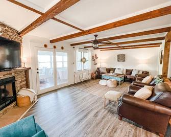 Get off-grid at lakefront Cabin at Sawmill Branch - Clanton - Living room