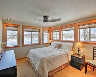 Lake Pend Oreille Condo w/ Porch & Mountain View! - Sandpoint - Bedroom