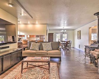 Pet-Friendly La Center Home ~ 6 Mi to Casinos - La Center - Living room